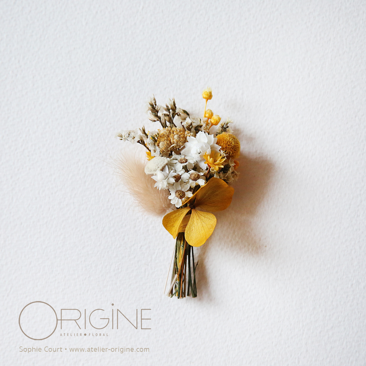 Boutonnière de marié. Fleurs séchées. mariage. jaune soleil