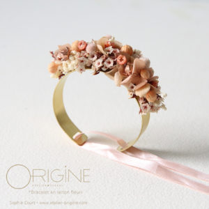 bracelet-manchette-jonc-laiton-fleurs-séchées-mariage-demoiselle-d'honneur-bijou-fleuri-mariée-origine-atelier-floral